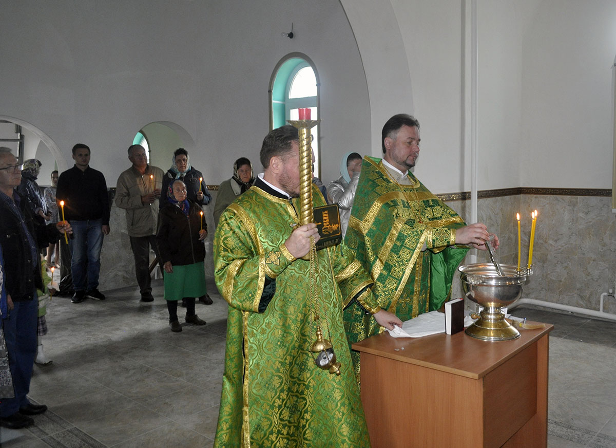 В строящемся храме в честь Святой Живоначальной Троицы в деревне Камайка был совершен водосвятный молебен