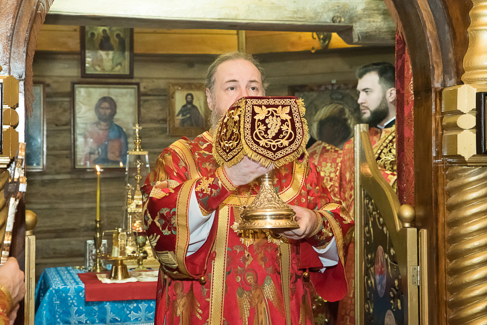 Протоиерей Антоний Шварёв сослужил митрополиту Серафиму в храме в честь иконы Божией Матери "Взыскание погибших" при исправительной колонии №7