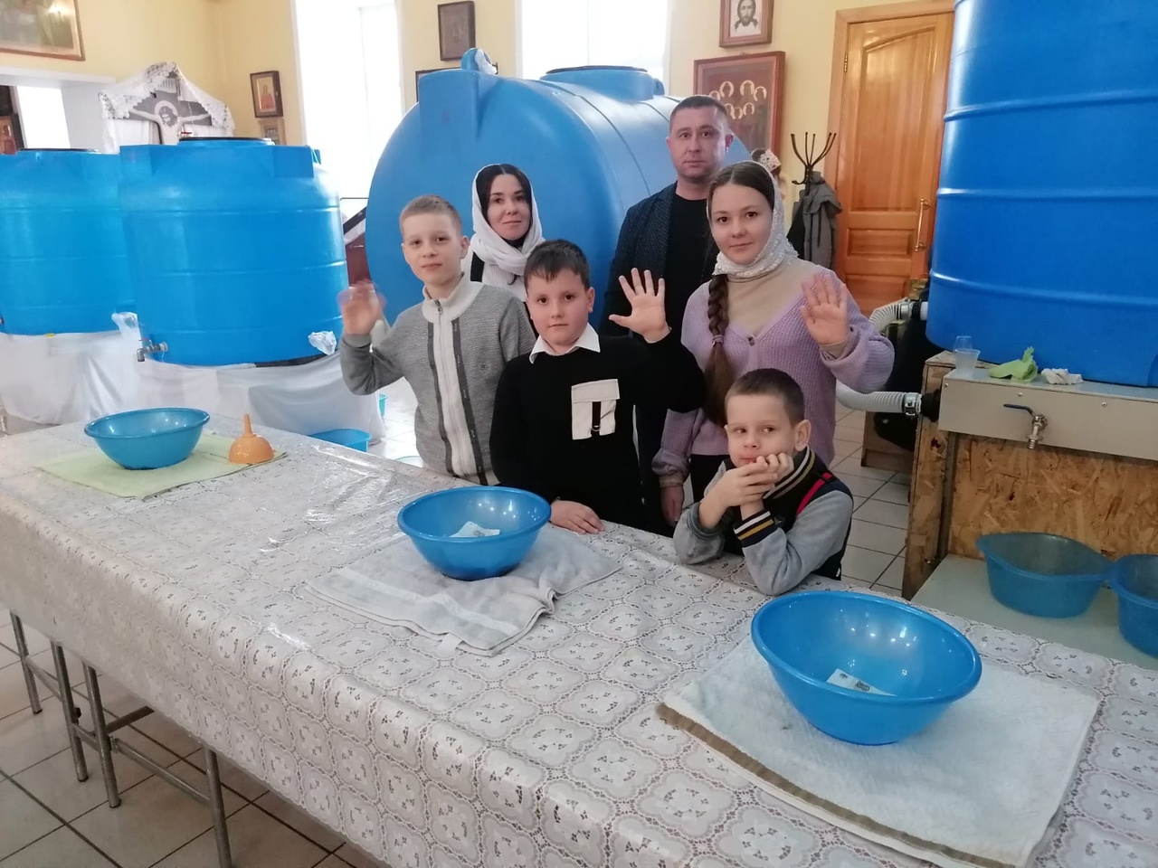 Участие воспитанников детской воскресной школы "Азбука веры" в розливе крещенской воды в Никольском храме в праздник Богоявления 19.01.2024.