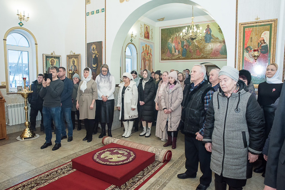 Протоиереи Александр Филиппов и Антоний Шварёв сослужили митрополиту Серафиму за литургией в Троицком храме в деревне Камайка