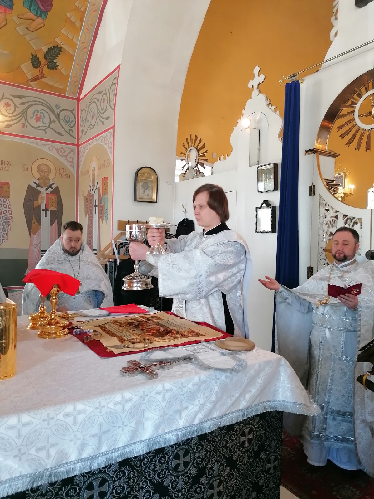 В Великую Субботу протоиерей Александр Филиппов совершил Литургию святителя Василия Великого