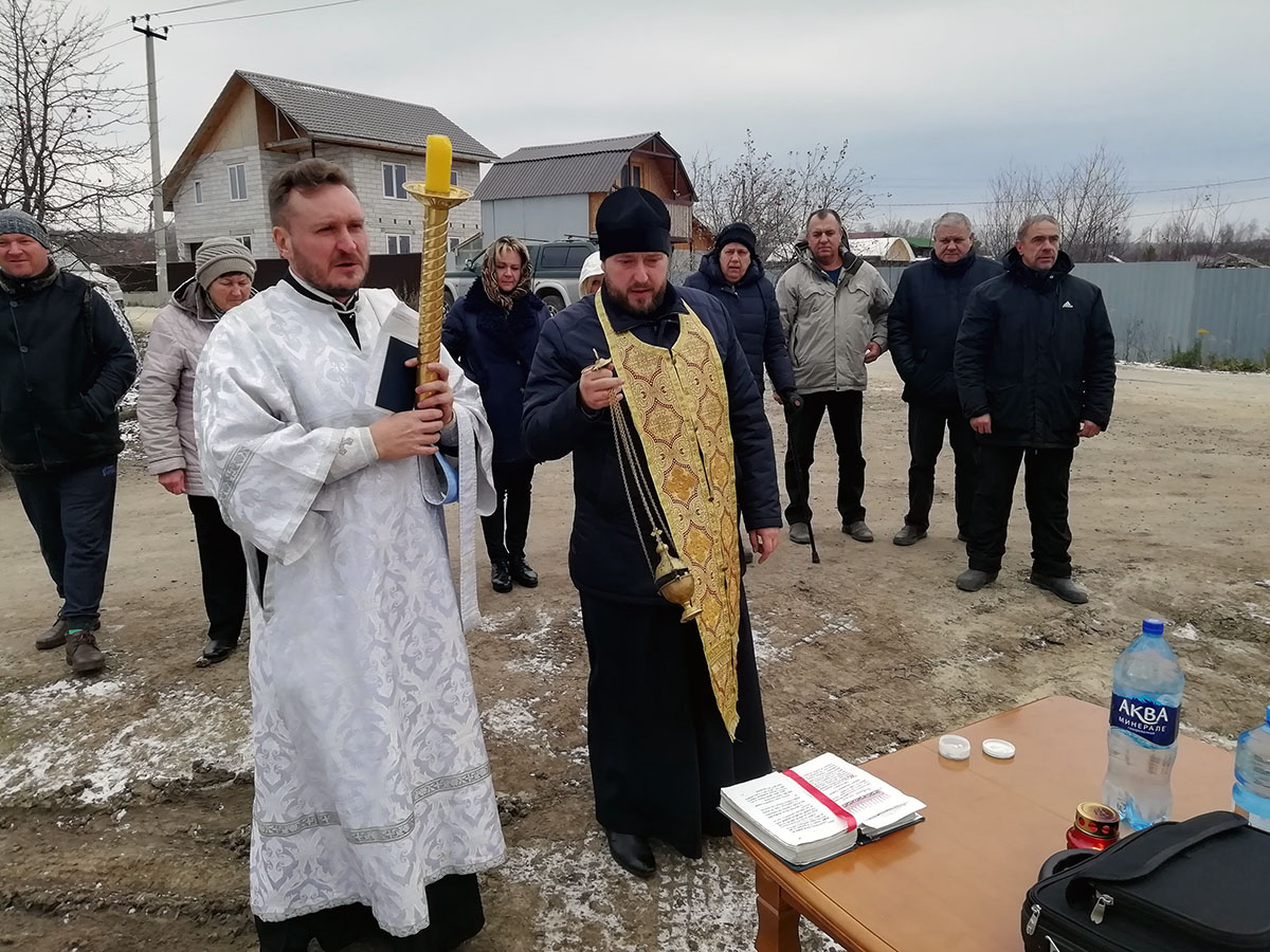 Протоиерей Антоний Шварёв совершил заупокойную панихиду около строящегося храма Живоначальной Троицы в селе Камайка