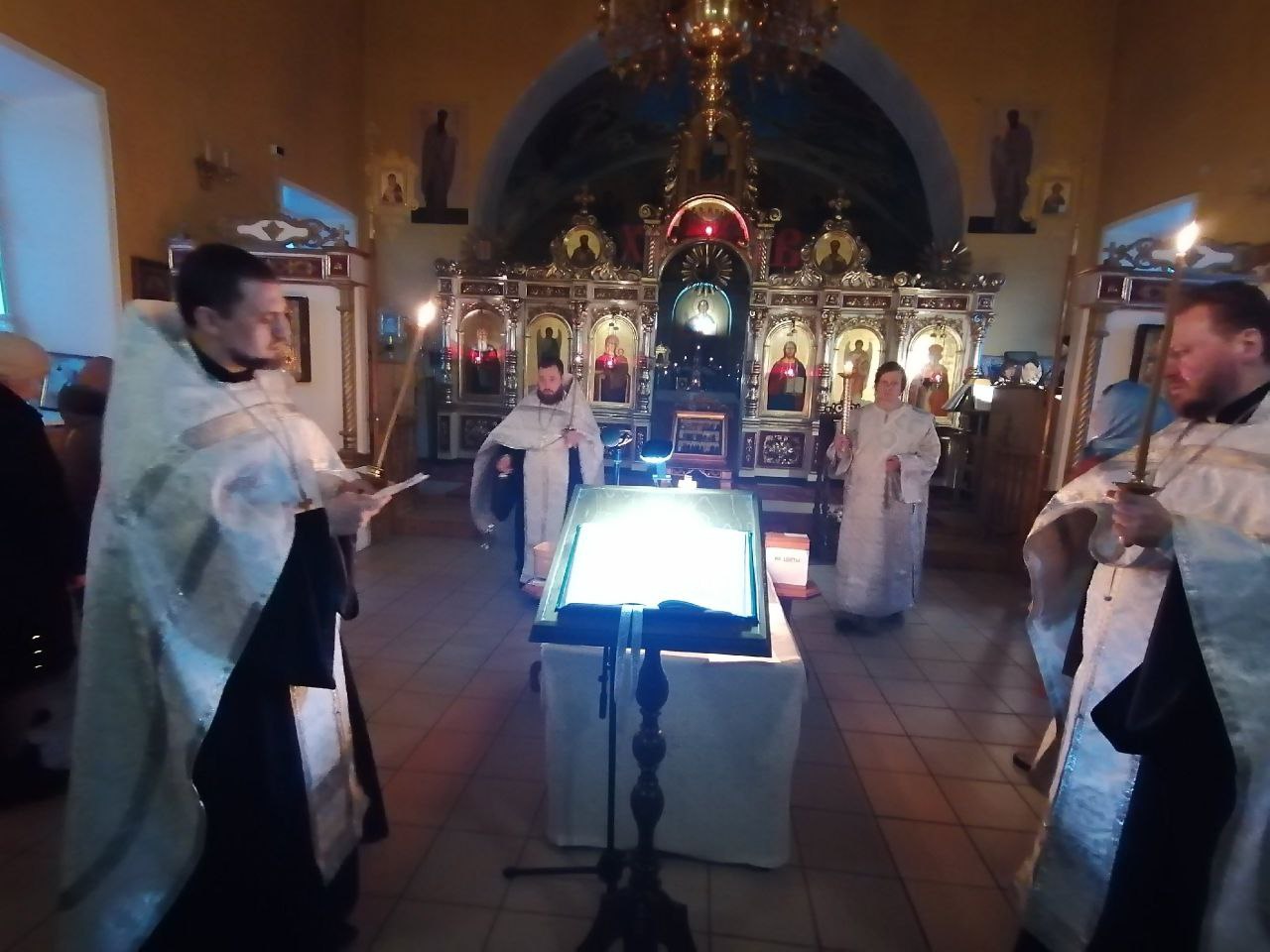 Вечернее богослужение в канун Вселенской родительской субботы