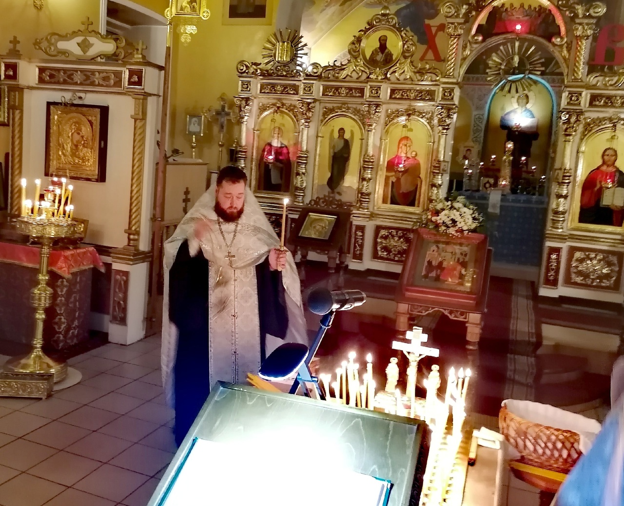 Вечернее богослужение в канун Вселенской родительской субботы