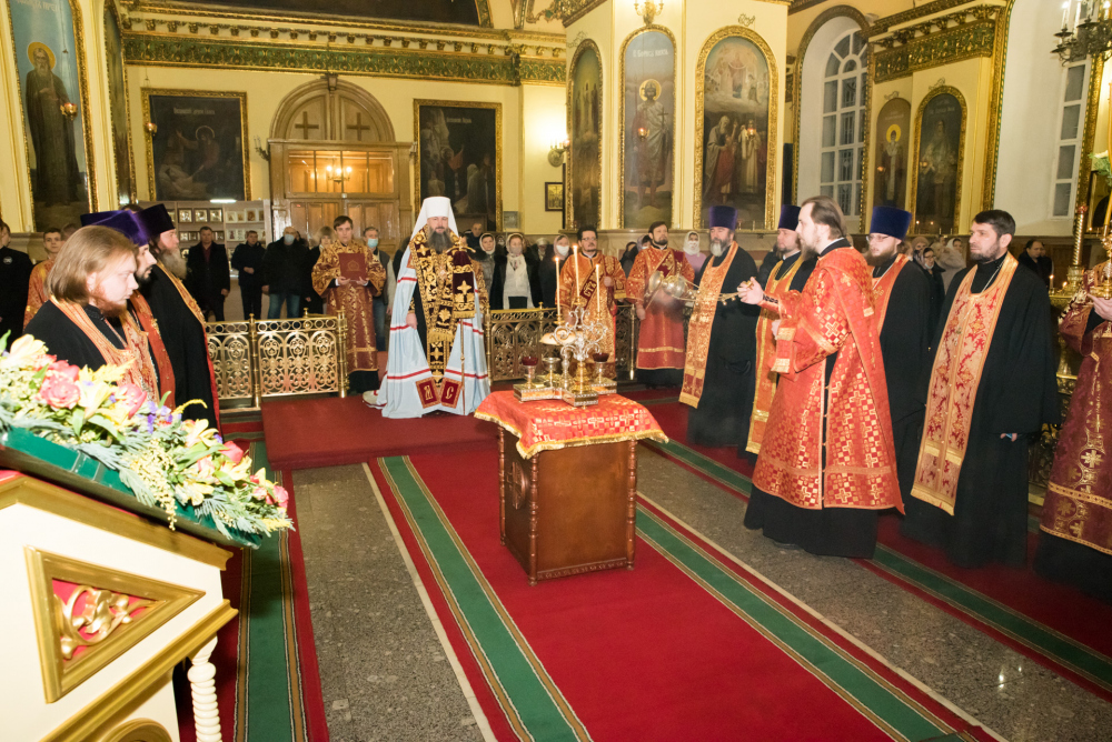 Митрополит Серафим и епископ Митрофан совершили всенощное бдение в Успенском соборе Пензы