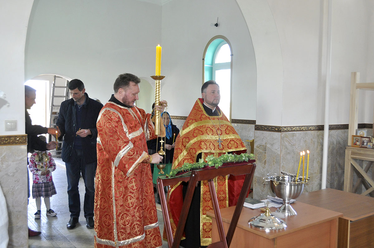 В строящемся храме в честь Святой Живоначальной Троицы в деревне Камайка был совершен водосвятный молебен
