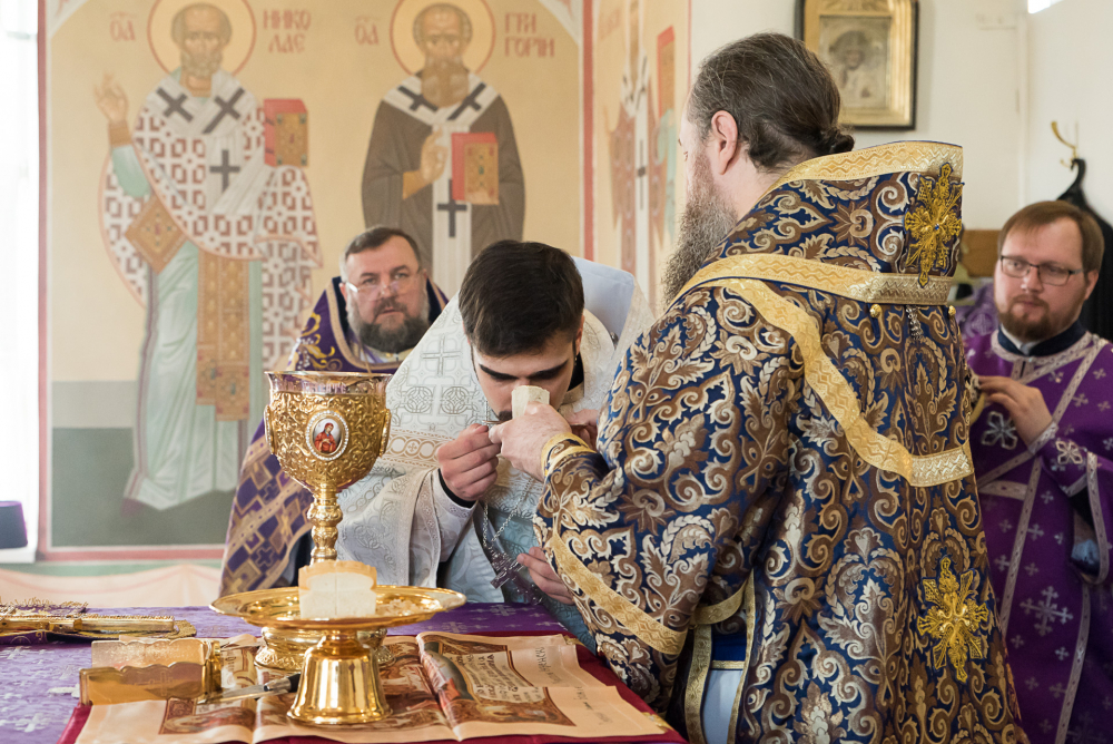 В Неделю Крестопоклонную митрополит Серафим совершил Литургию в нашем храме
