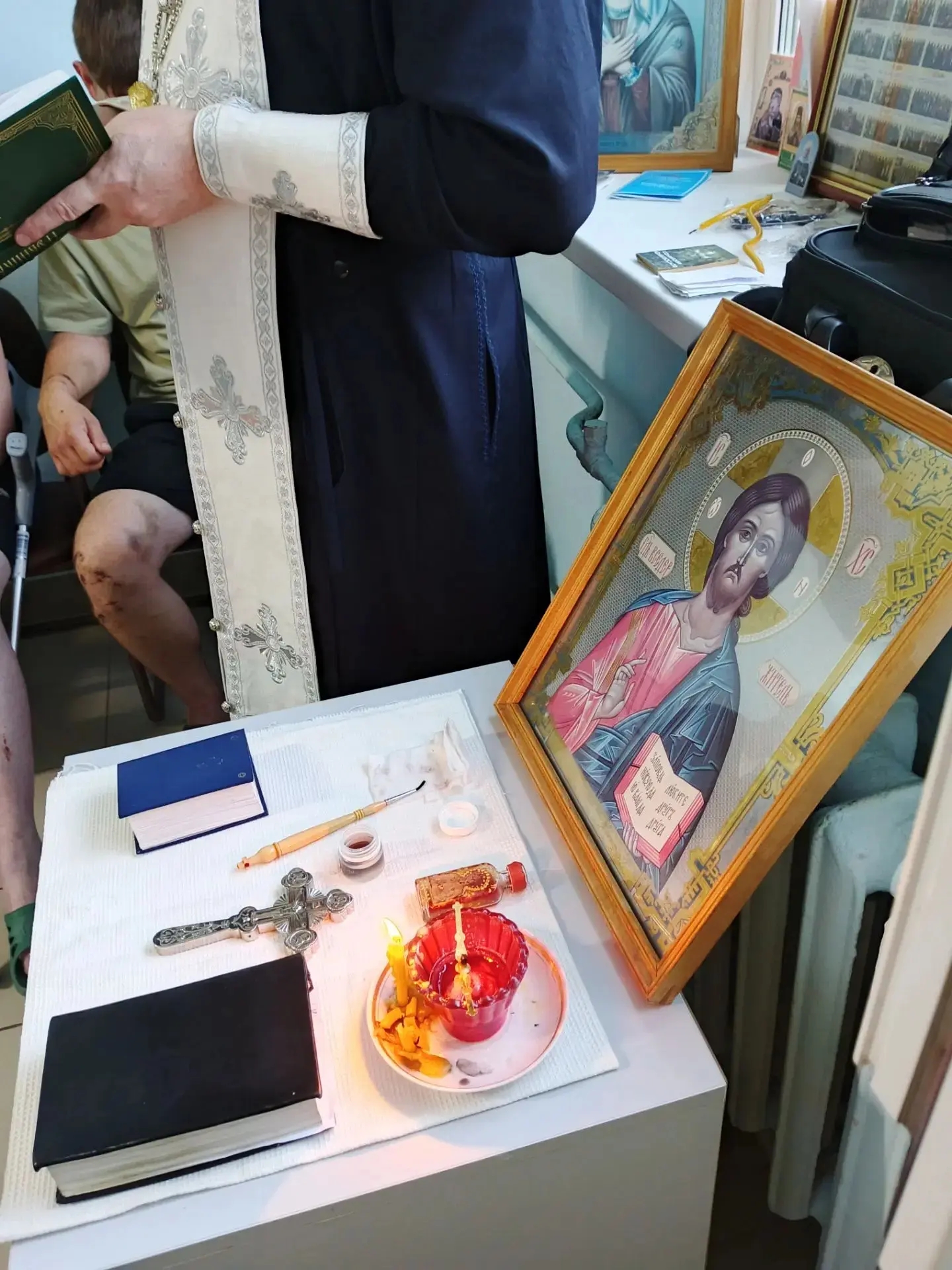Священники посетили раненых СВО