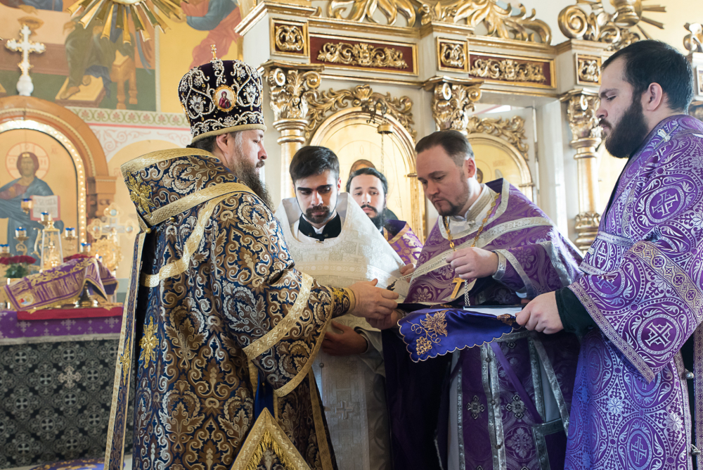 В Неделю Крестопоклонную митрополит Серафим совершил Литургию в нашем храме