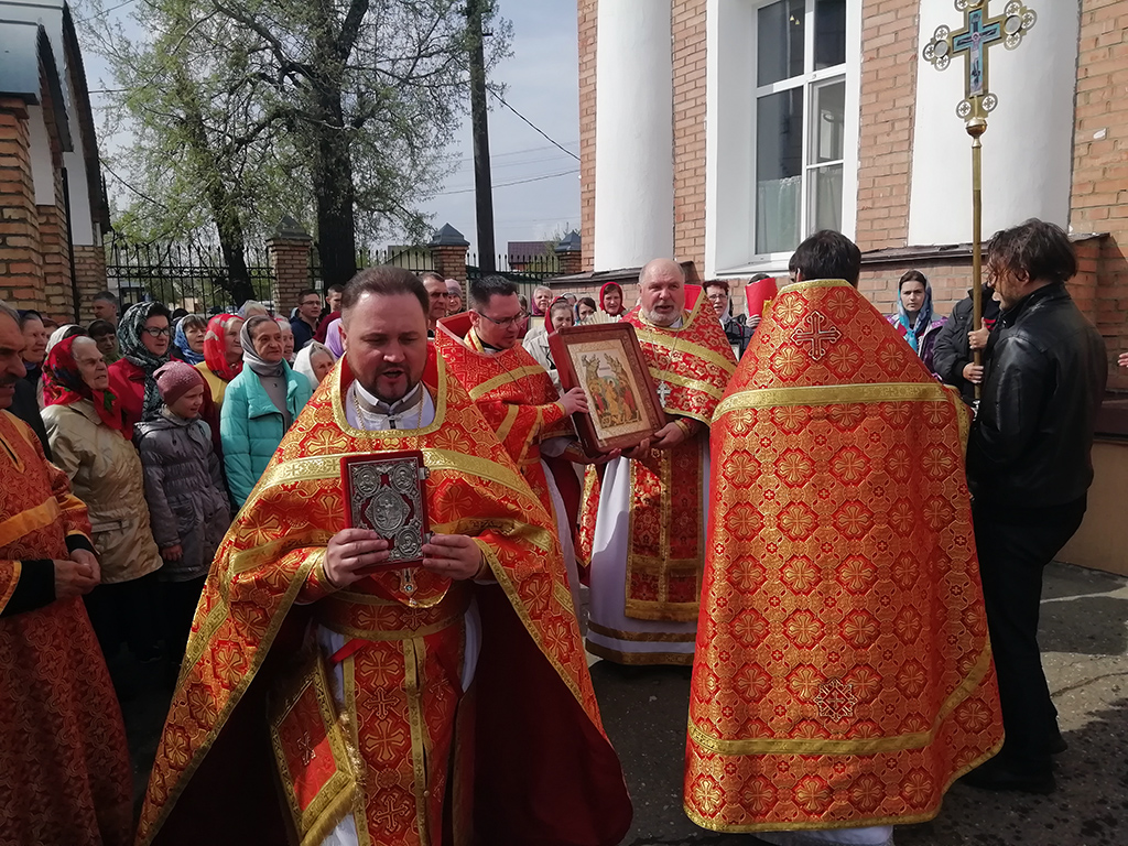 В пятницу Светлой седмицы протоиерей Александр Филиппов совершил Божественную литургию