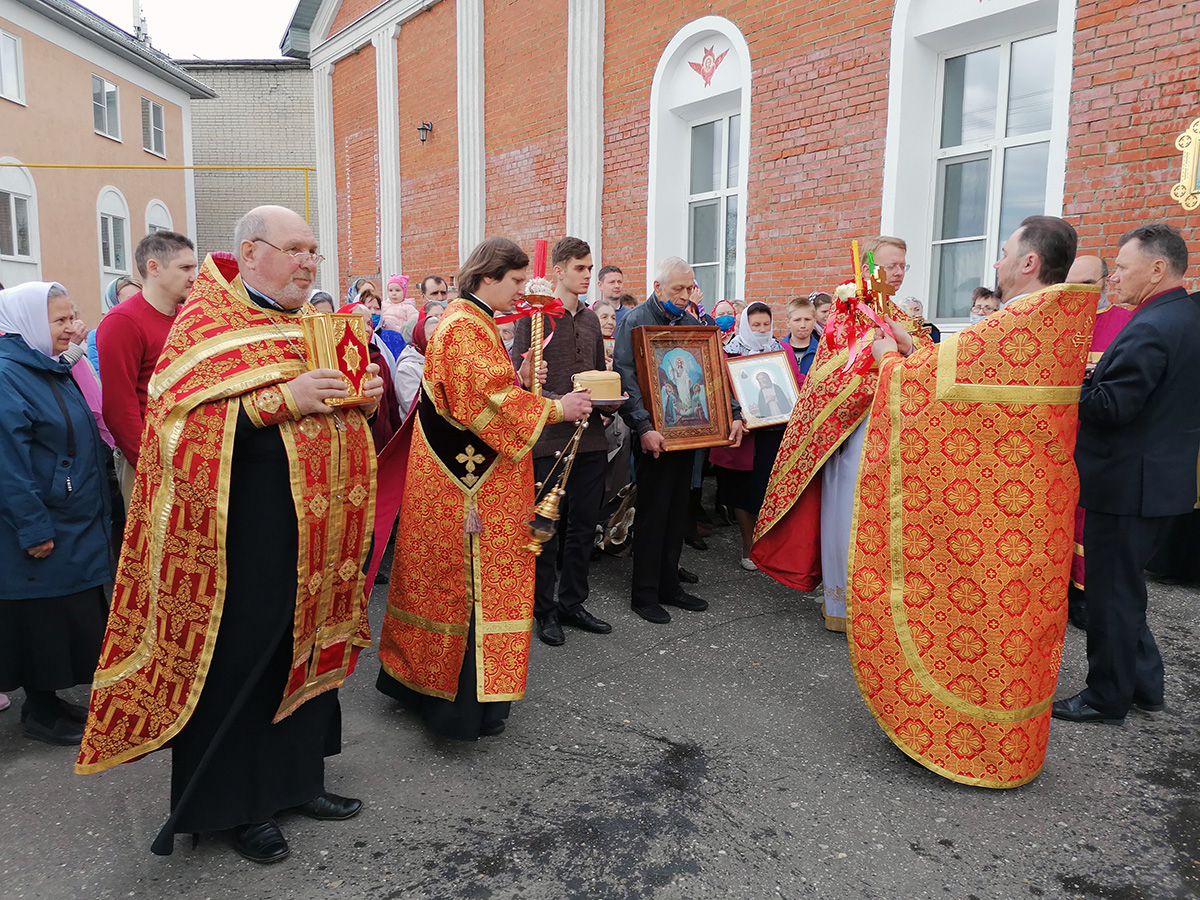 В пятницу Светлой седмицы протоиерей Александр Филиппов совершил Божественную литургию