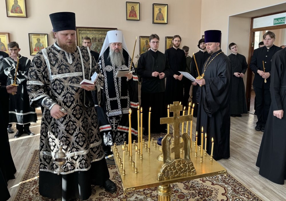 Во вторник первой седмицы Великого поста протоиерей Александр Филиппов сослужил митролиту Серафиму за великопостным богослужением в храме во имя святителя Иннокентия Иркутского при Пензенской духовной семинарии