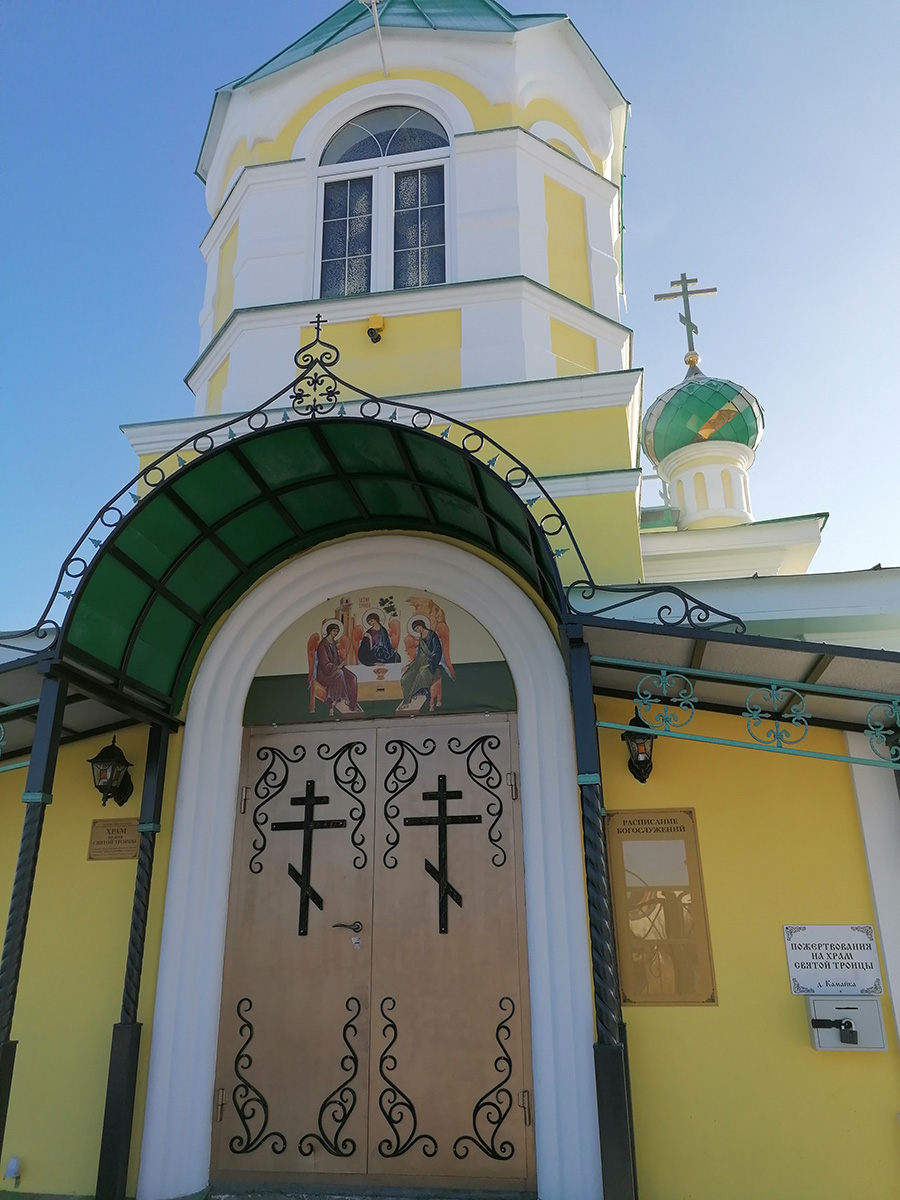 В строящемся храме в честь Святой Живоначальной Троицы в деревне Камайка был совершен водосвятный молебен