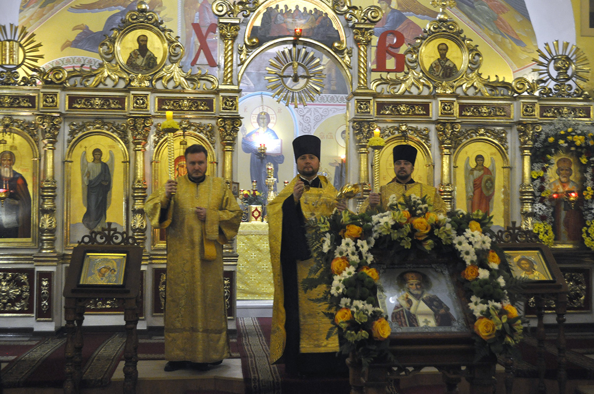 Всенощное бдение в канун престольного праздника святителя Николая Чудотворца