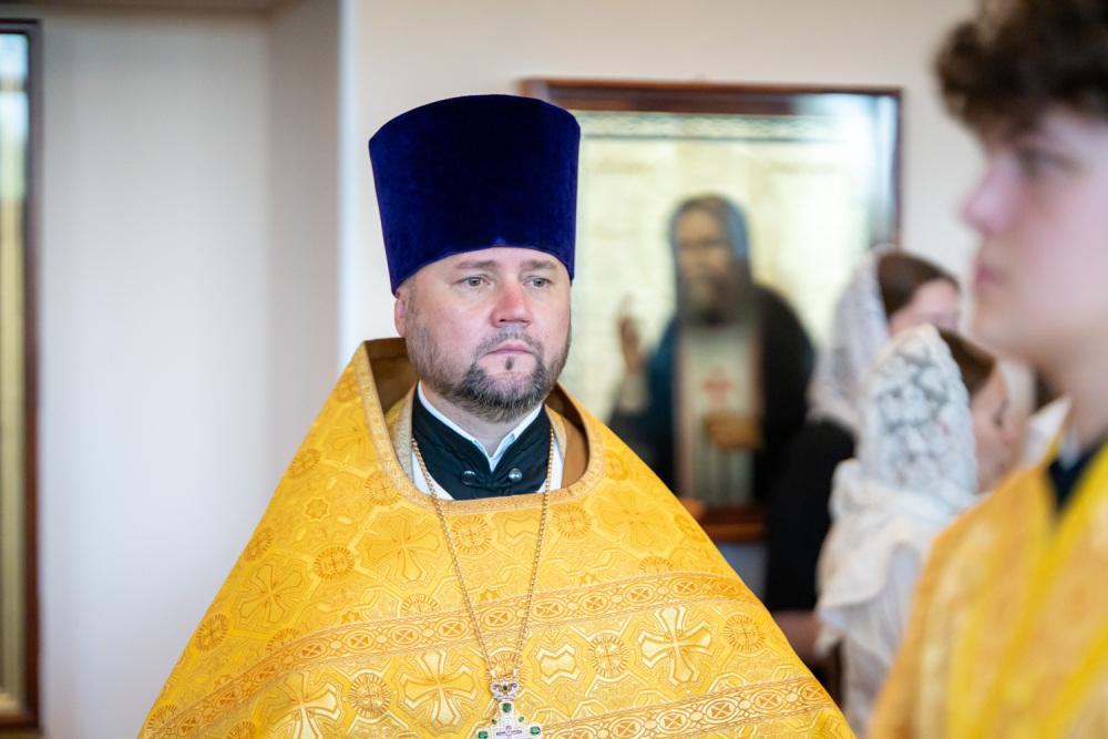 Протоиерей Александр Филиппов сослужил митрополиту Серафиму  за литургией в храме Иннокентия Иркутского при семинарии