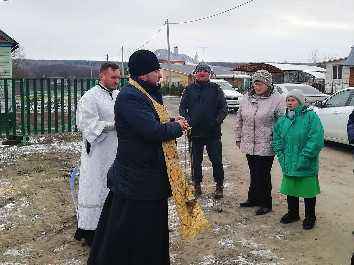 Протоиерей Антоний Шварёв совершил заупокойную панихиду около строящегося храма Живоначальной Троицы в селе Камайка