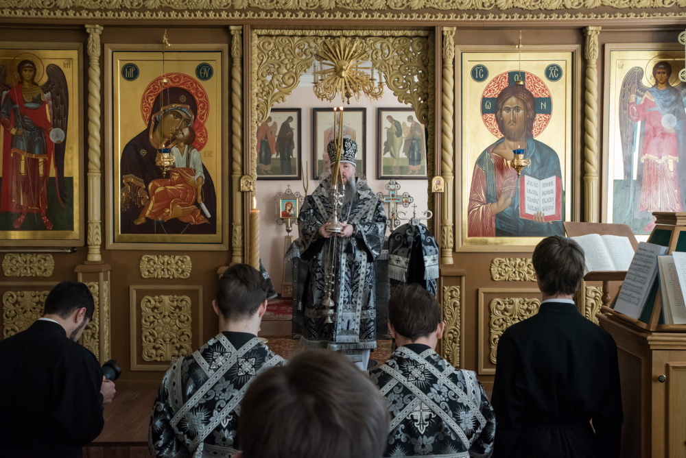 Протоиерей Александр Филиппов сослужил митрополиту Серафиму за литургией в храме святителя Иннокентия Иркутского при духовной семинарии