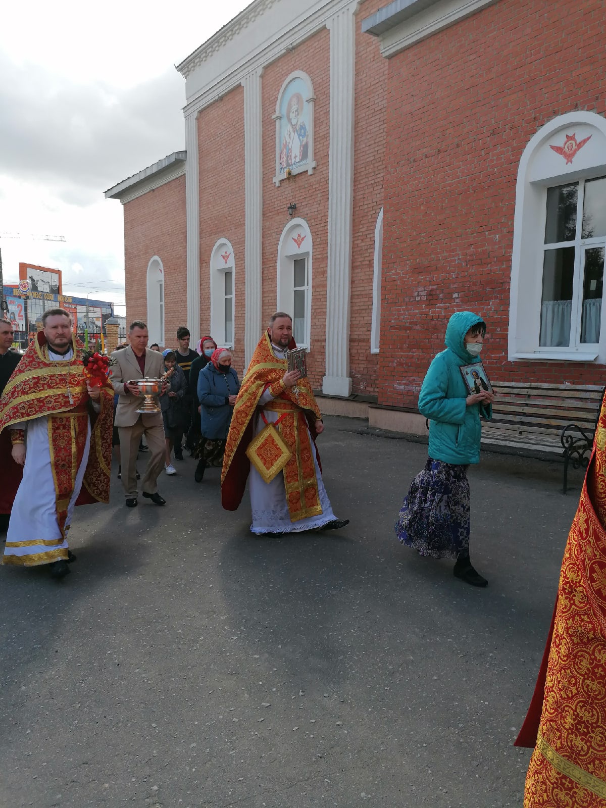  В четверг  Светлой седмицы протоиерей Александр Филиппов совершил Божественную литургию