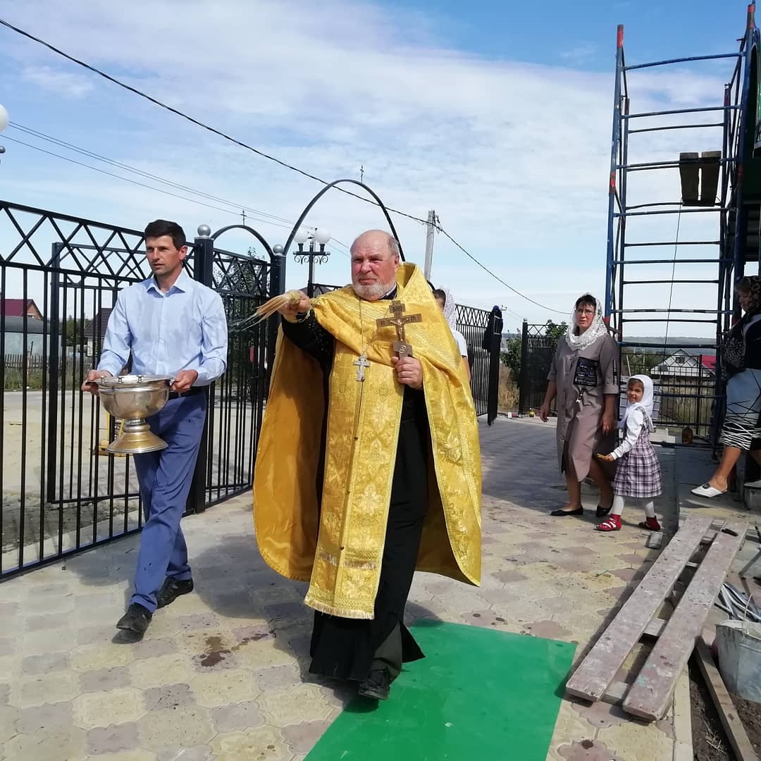 В строящемся храме в честь Святой Живоначальной Троицы в деревне Камайка был совершен водосвятный молебен