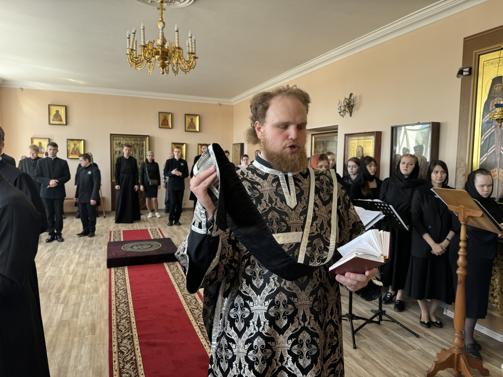 Протоиерей Александр Филиппов сослужил митрополиту Серафиму за Литургией Преждеосвященных Даров в храме святителя Иннокентия Иркутского при Пензенской духовной семинарии протоиерей