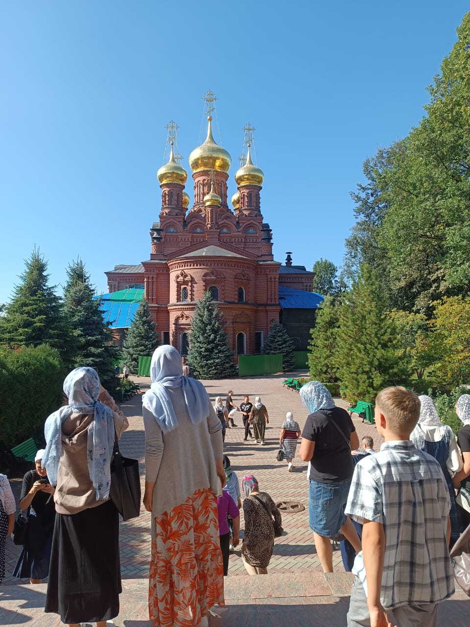 Воспитанники воскресной школы и прихожане нашего храма посетили святые места Московской области
