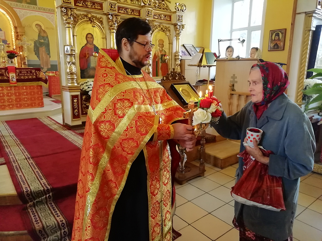 Раздача Благодатного огня за вечерней службой
