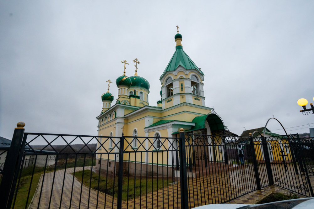 В Неделю 22-ю по Пятидесятнице митрополит Серафим совершил литургию в Троицком храме деревни Камайка