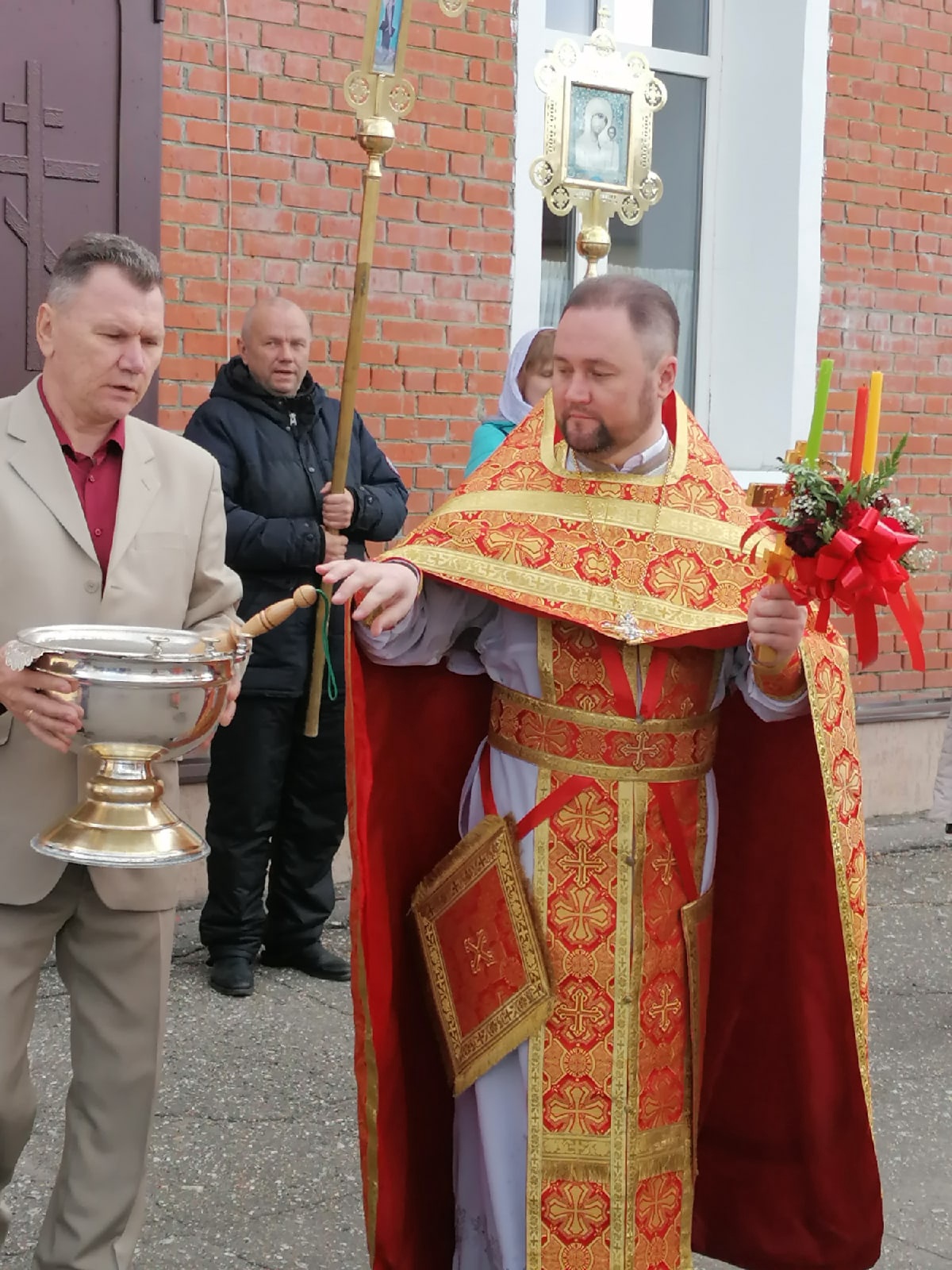  В четверг  Светлой седмицы протоиерей Александр Филиппов совершил Божественную литургию