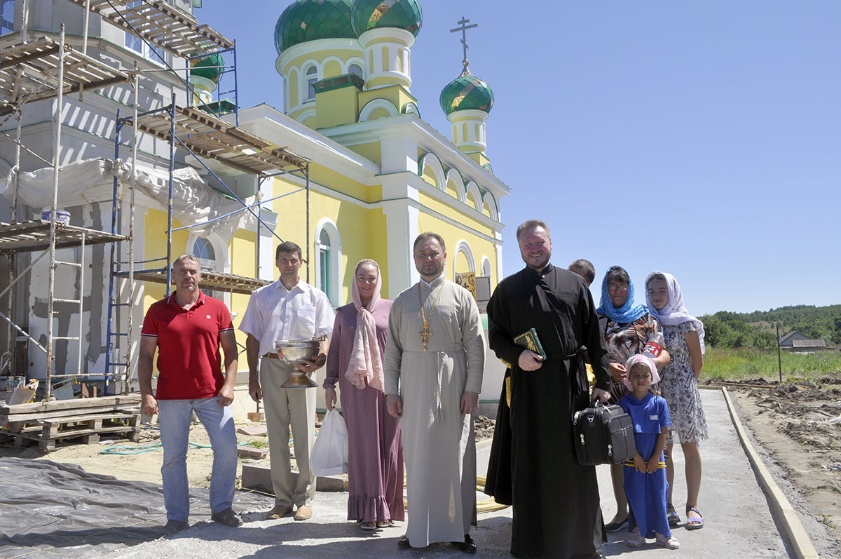В строящемся храме в честь Святой Живоначальной Троицы в деревне Камайка был совершен водосвятный молебен