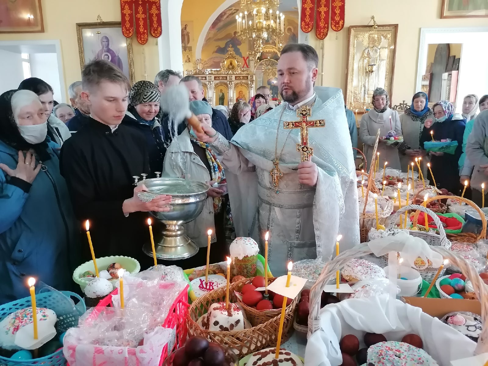 В Великую Субботу протоиерей Александр Филиппов совершил Литургию святителя Василия Великого