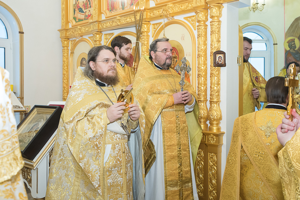 Протоиереи Александр Филиппов и Антоний Шварёв сослужили митрополиту Серафиму за литургией в Троицком храме в деревне Камайка
