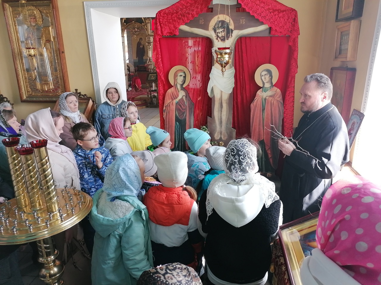 В День Победы школьники со своими родителями посетили Никольский храм