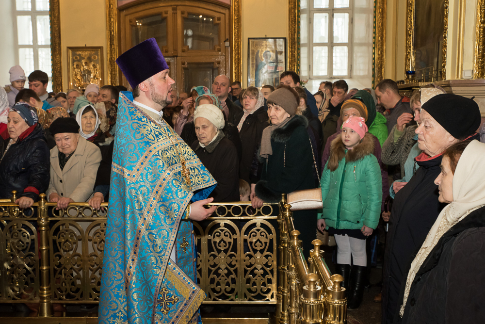В праздник Благовещения Пресвятой Богородицы митрополит Серафим наградил протоиерея Александра Филиппова крестом с украшениями