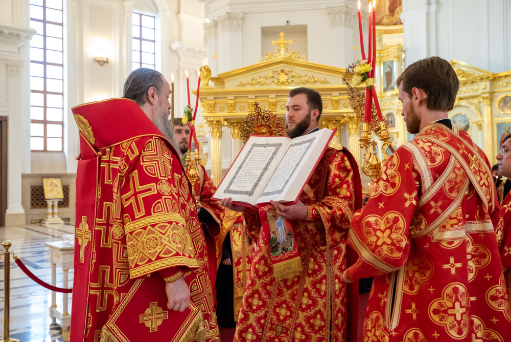  Протоиерей Александр Филиппов сослужил митрополиту Серафиму за всенощным бдением в Спасском кафедральном соборе
