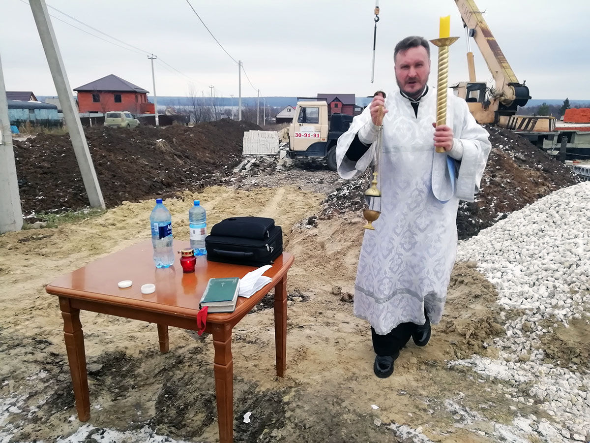Протоиерей Антоний Шварёв совершил заупокойную панихиду около строящегося храма Живоначальной Троицы в селе Камайка