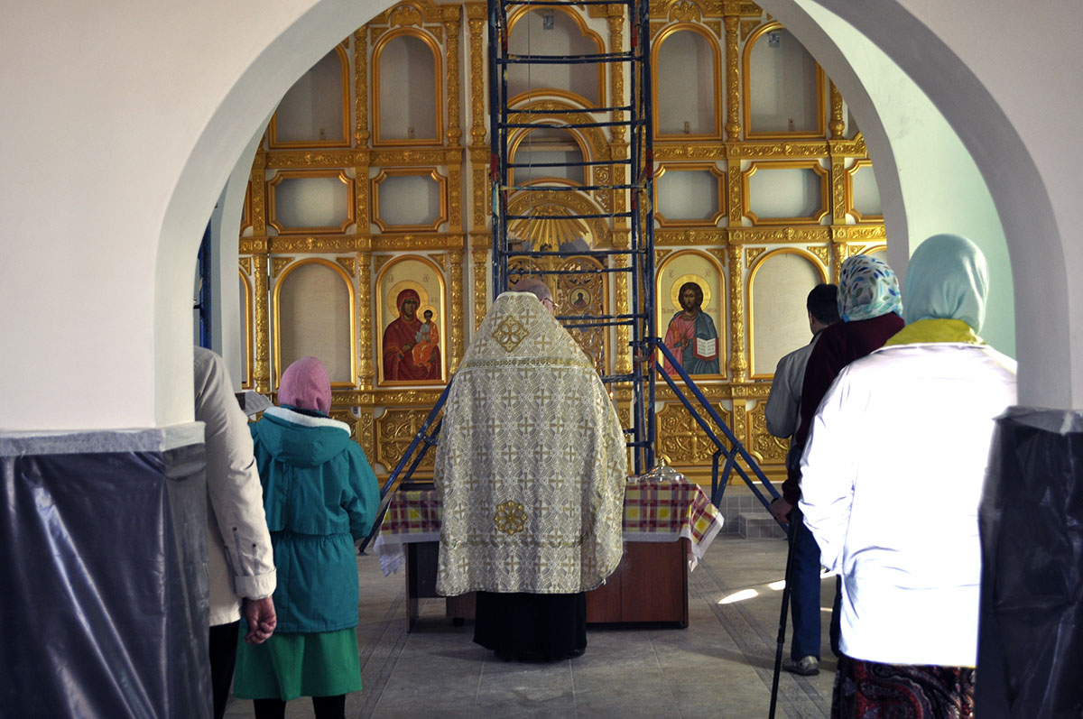 В строящемся храме в честь Святой Живоначальной Троицы в деревне Камайка был совершен водосвятный молебен