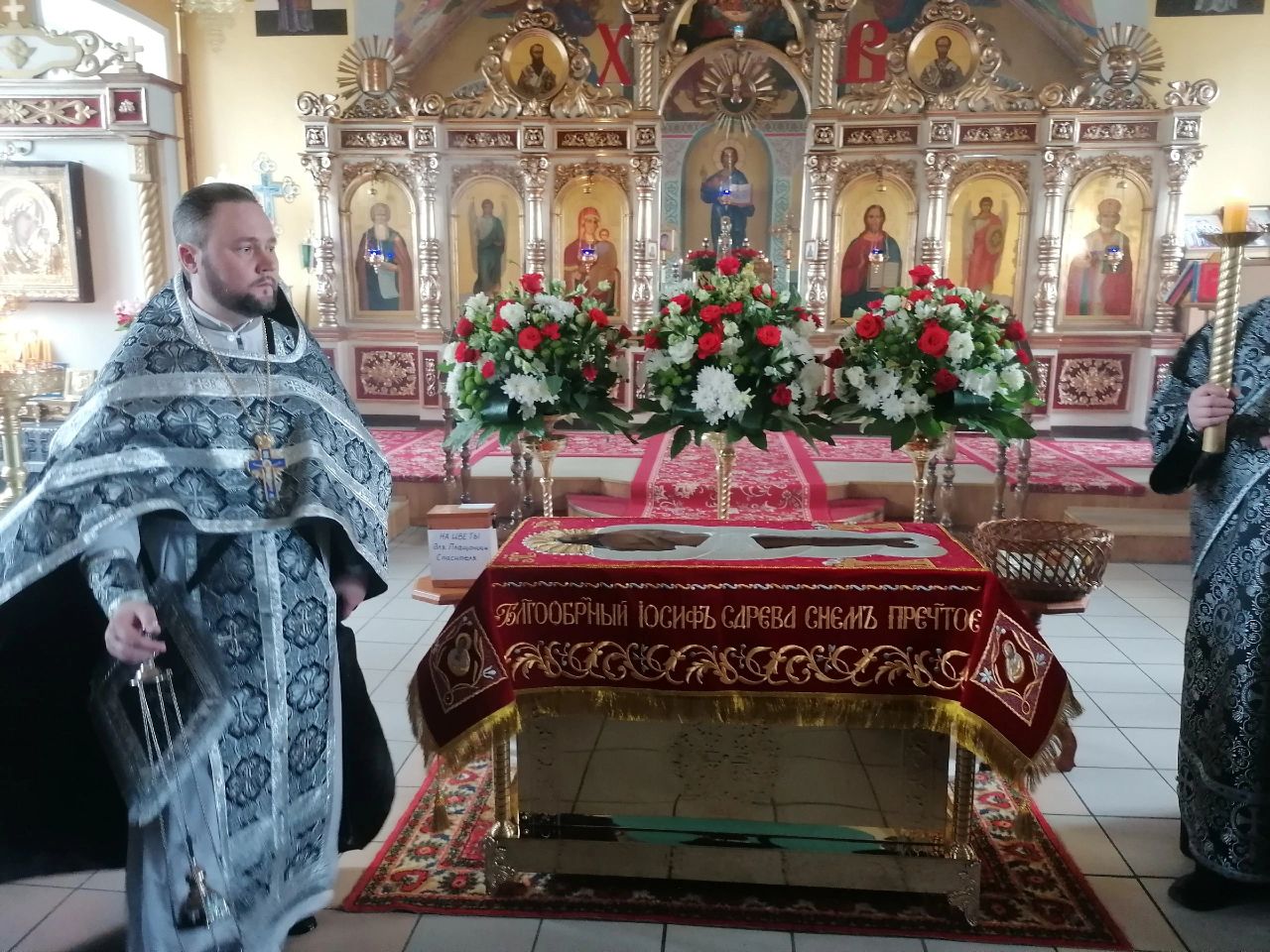 В Великий Пяток протоиерей Александр Филиппов совершил вечерню с выносом Плащаницы Спасителя