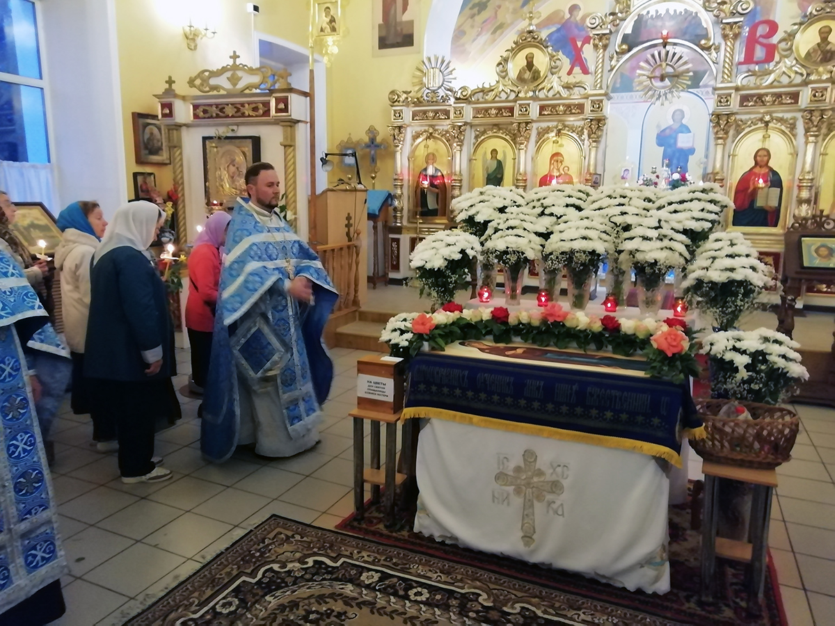 Всенощное бдение с чином Погребения Плащаницы Богородицы