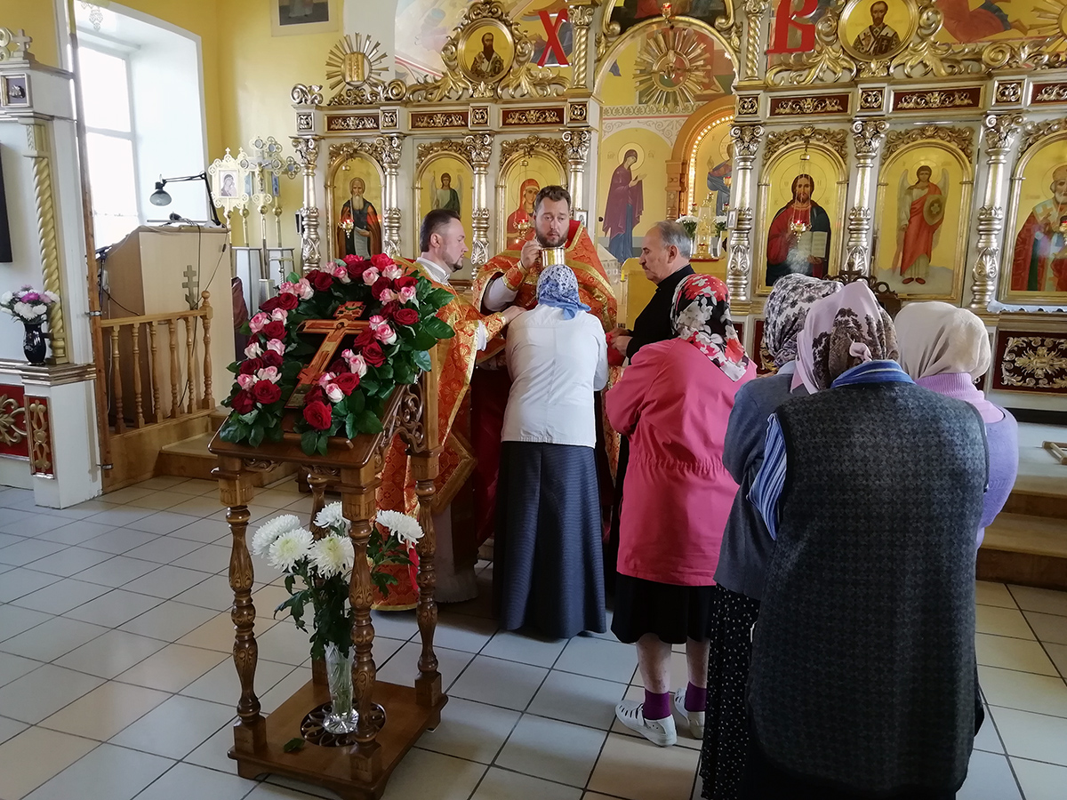 Празднование Происхождения (изнесения) Честных Древ Животворящего Креста Господня