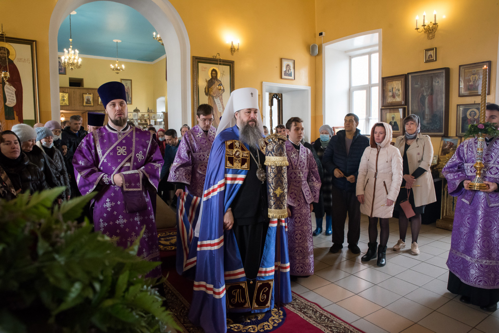  В Неделю Крестопоклонную митрополит Серафим совершил литургию в нашем храме
