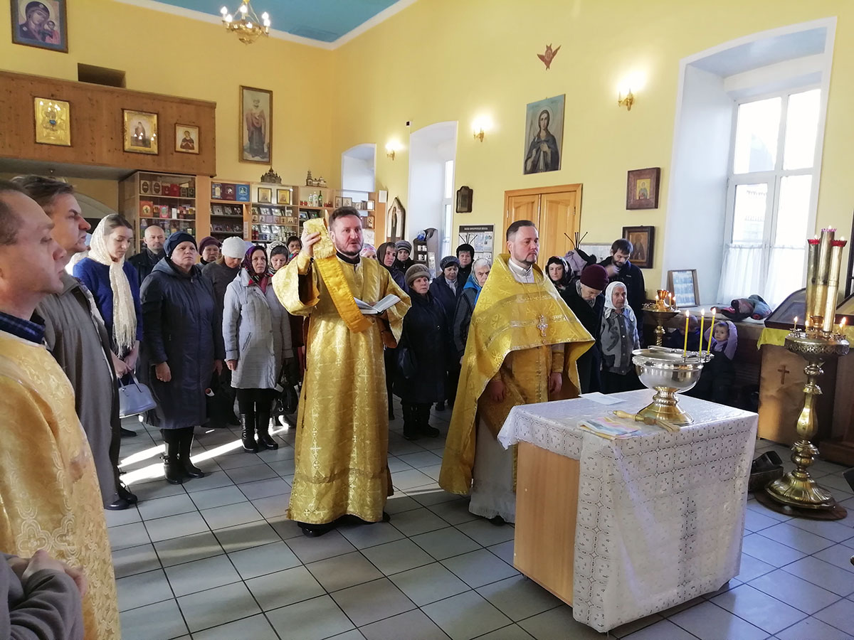 Протоиерей Александр Филиппов совершил литургию и водосвятный молебен с акафистом Божией Матери 