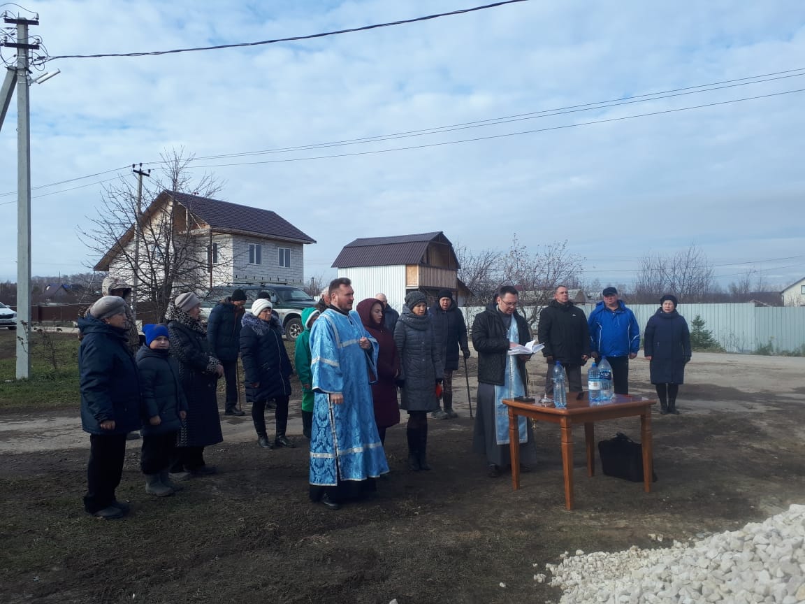 Иерей Алексий Карасёв совершил водосвятный молебен около строящегося храма Живоначальной Троицы в селе Камайка