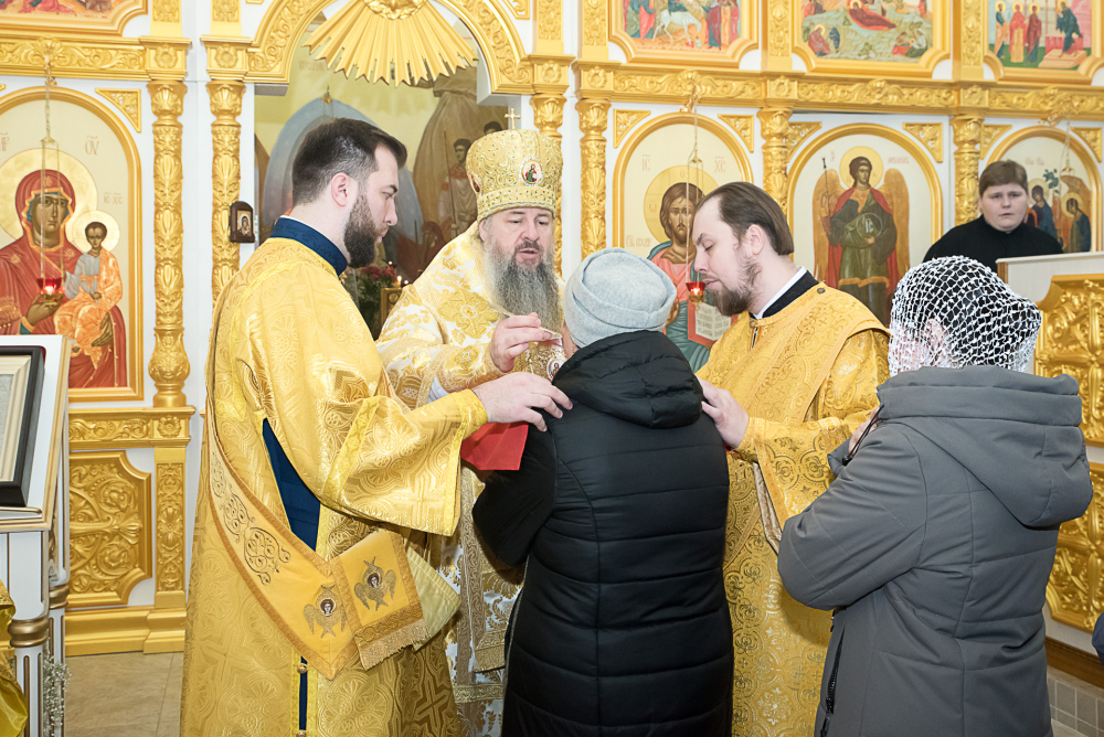 Протоиереи Александр Филиппов и Антоний Шварёв сослужили митрополиту Серафиму за литургией в Троицком храме в деревне Камайка