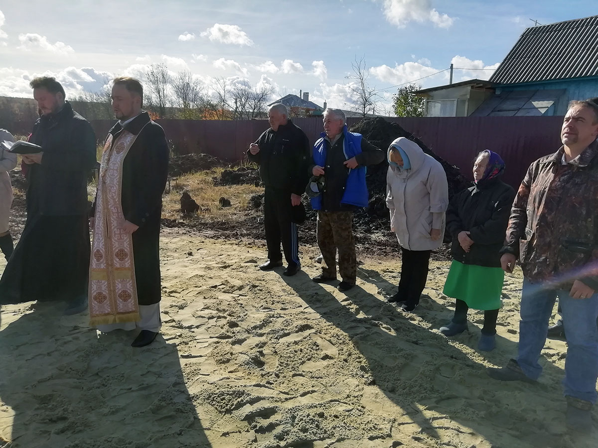 Протоиерей Александр Филиппов совершил первый водосвятный молебен около строящегося храма Живоначальной Троицы в селе Камайка