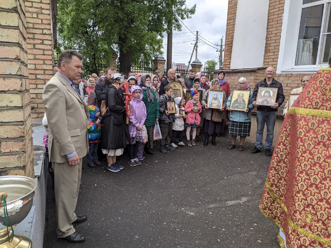 Богослужения в Неделю о расслабленом