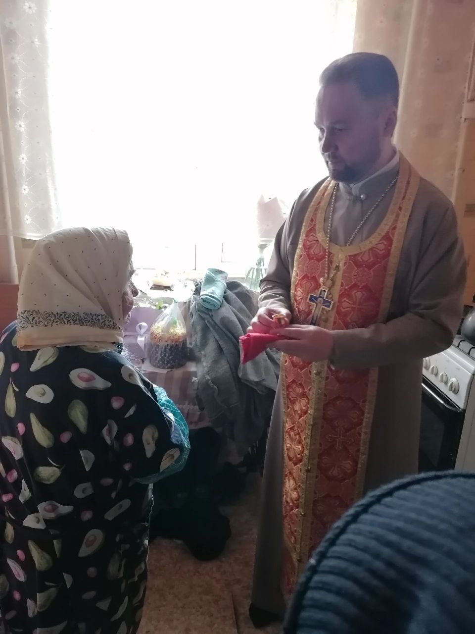 Настоятель с делегацией от воскресной школы поздравили с Днём Победы ветерана Клушину Татьяну Матвеевну