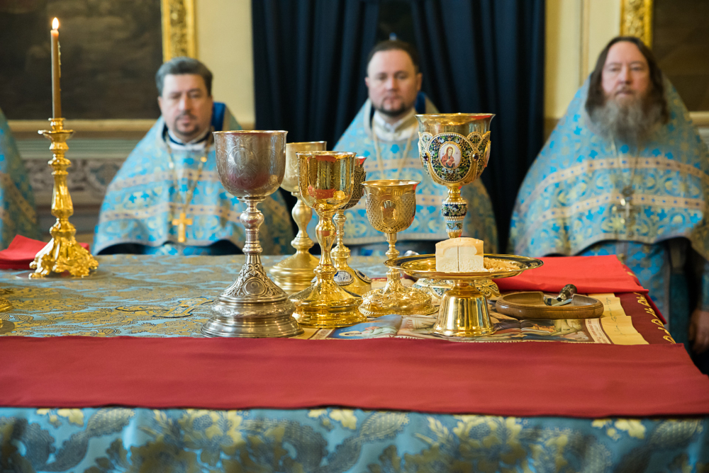 В праздник Благовещения Пресвятой Богородицы митрополит Серафим наградил протоиерея Александра Филиппова крестом с украшениями