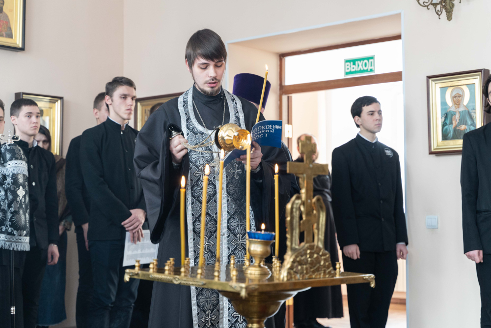 Протоиерей Александр Филиппов  сослужил  митрополиту Серафиму за литургией в храме святителя Иннокентия Иркутского при семинарии