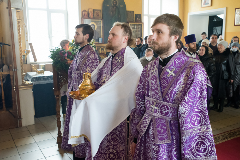  В Неделю Крестопоклонную митрополит Серафим совершил литургию в нашем храме