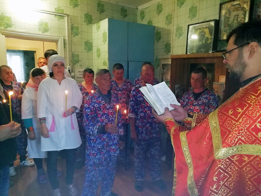 Иерей Сергий Беляков посетил Дом ночного пребывания